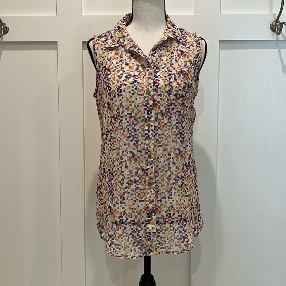 FREE w/2 item bundle purchase 
Liz Claiborne Sleeveless button down top